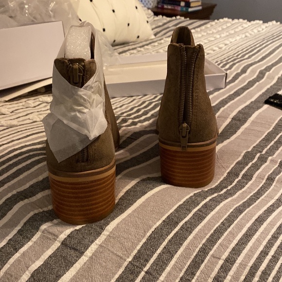 Steve Madden bootie color taupe - Picture 2 of 5